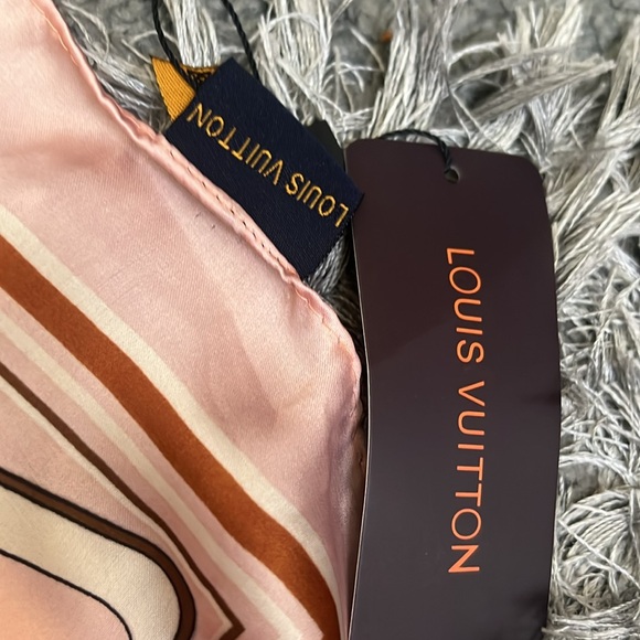 Gorgeous new with tags Louis Vuitton scarf - Picture 4 of 8